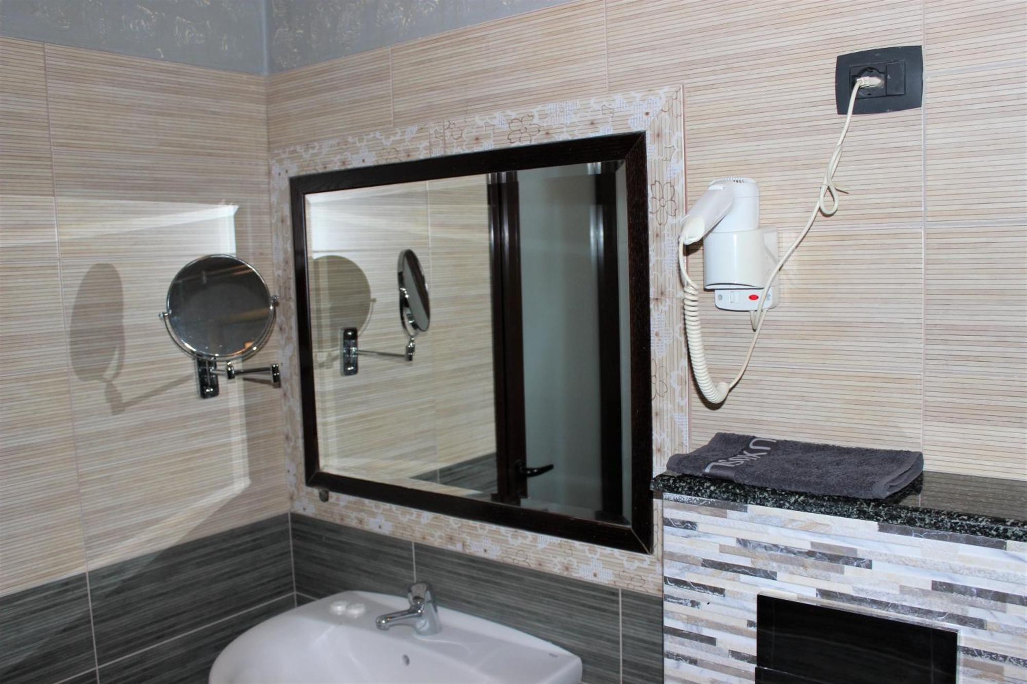 Luander Hotel Tirana Habitación foto
